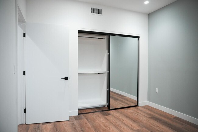 Building Photo - 8940 Reseda Blvd