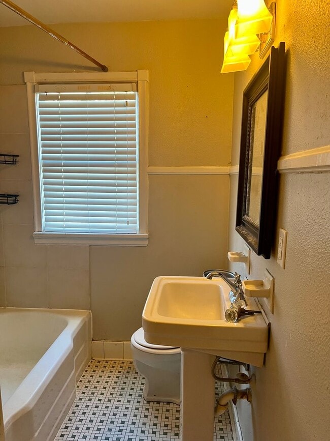 Building Photo - Great location in Garden District seconds from Downtown and LSU!