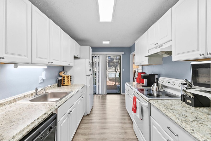 Building Photo - 8740 Roswell Rd