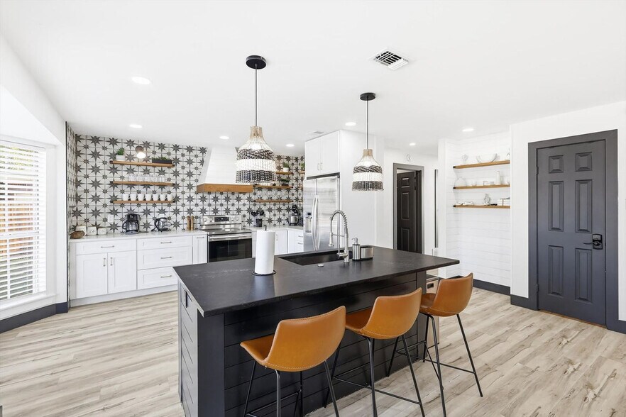 Building Photo - 6440 Knoll Ridge Dr