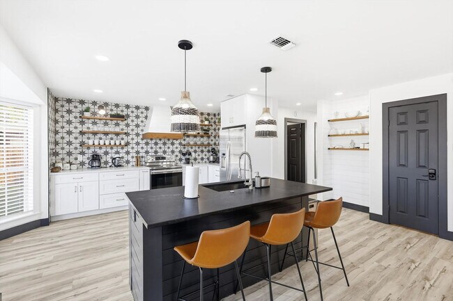 Building Photo - 6440 Knoll Ridge Dr