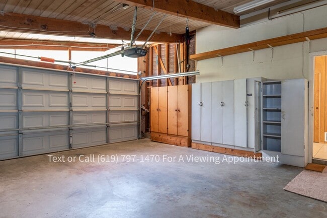 Building Photo - Nice Large 3 Bedroom, 2 Bath House