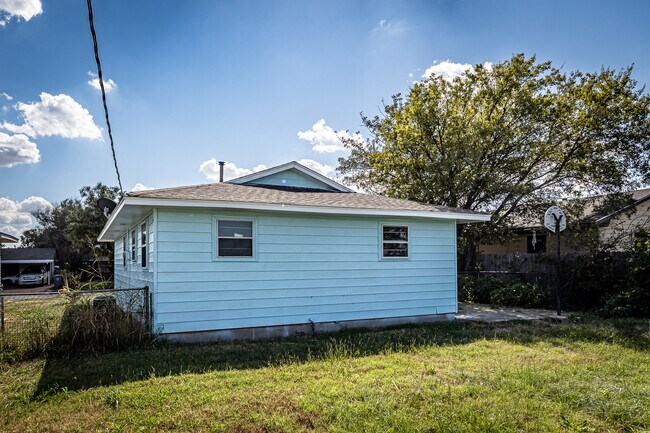 Building Photo - 4659 NW Ozmun Ave