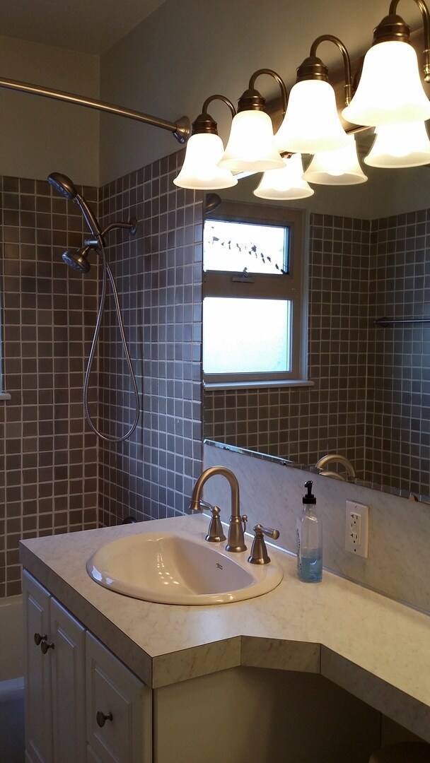 Building Photo - Occupied, do not disturb tenants. Barge-Chestnut Historic District Craftsman 2br 2ba home, with a...