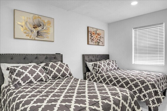 Building Photo - 1208 N 25th Ave