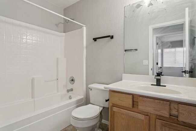 Building Photo - Nice 3 bedroom 2 bath