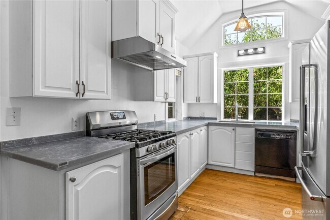 Building Photo - 4 bed/ 3 bath house in Kirkland!