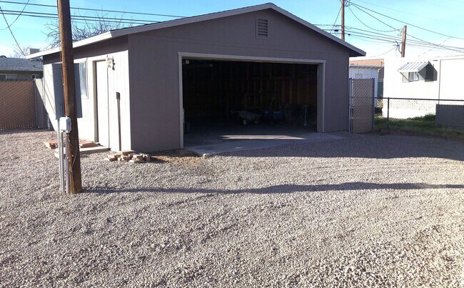 Building Photo - 3+2 Split Floor plan home in New Kingman