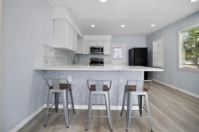 Building Photo - 524 6th Ave NE