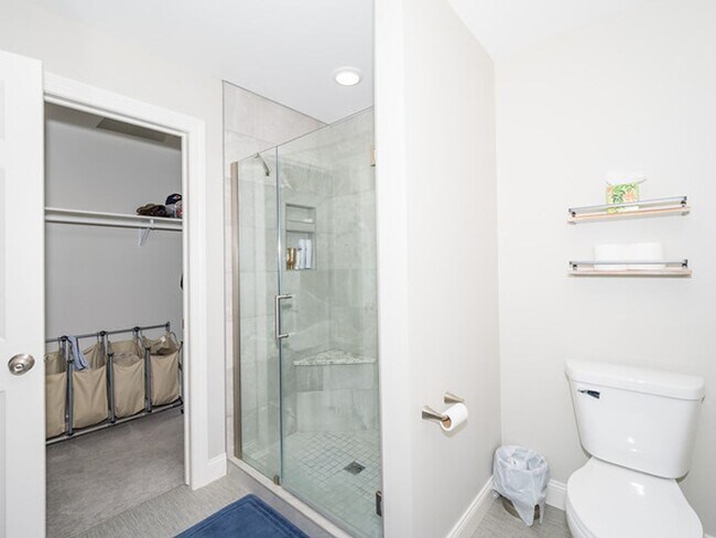 Building Photo - Beautiful 5 Bedroom Single Family Home