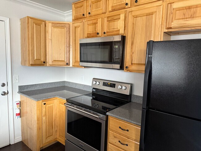 Primary Photo - Beautiful Updated Beacon Hill Home - Newly...