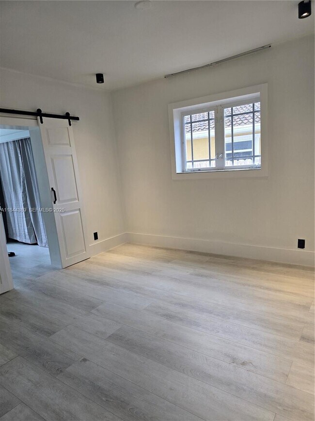 Building Photo - 1033 Tyler St