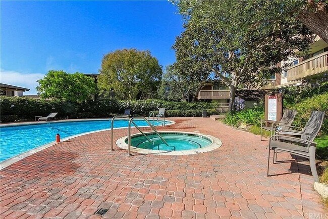 Building Photo - 6526 Ocean Crest Dr