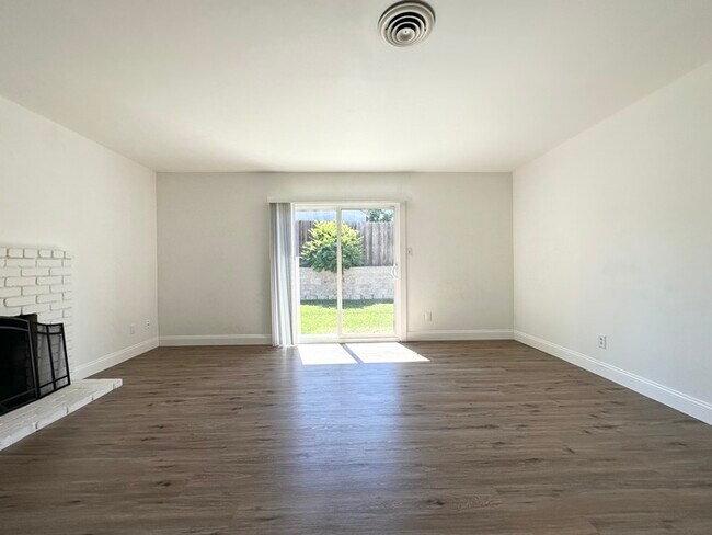 Building Photo - Beautiful three bedroom two bath home in Roseville!!