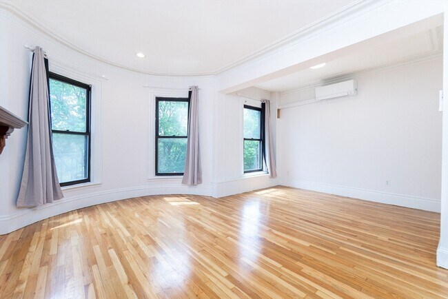 Building Photo - 209 W Newton St