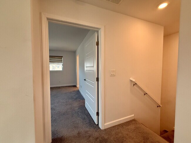 Building Photo - 3 BED 2.5 BATH 2 CAR GARAGE TOWNHOUSE W/ LOFT IN HENDERSON CADENCE COMMUNITY FEAT. COMMUNITY POOL!