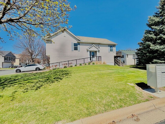 Building Photo - Rare Detached 4bed Townhome in Prime Shako...