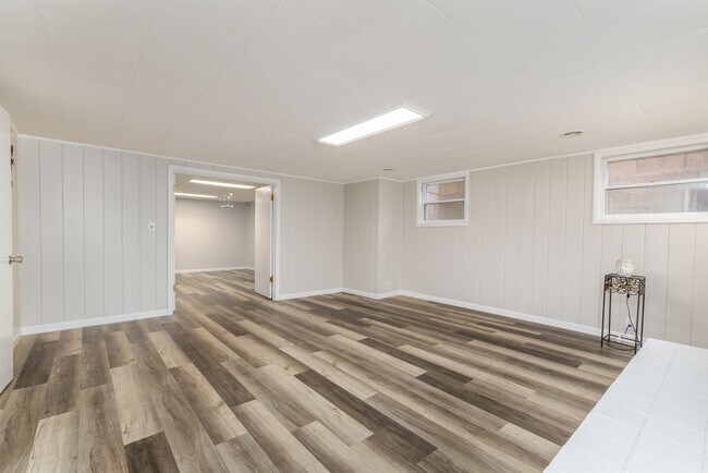 Building Photo - 5 bedroom 2 bath rental