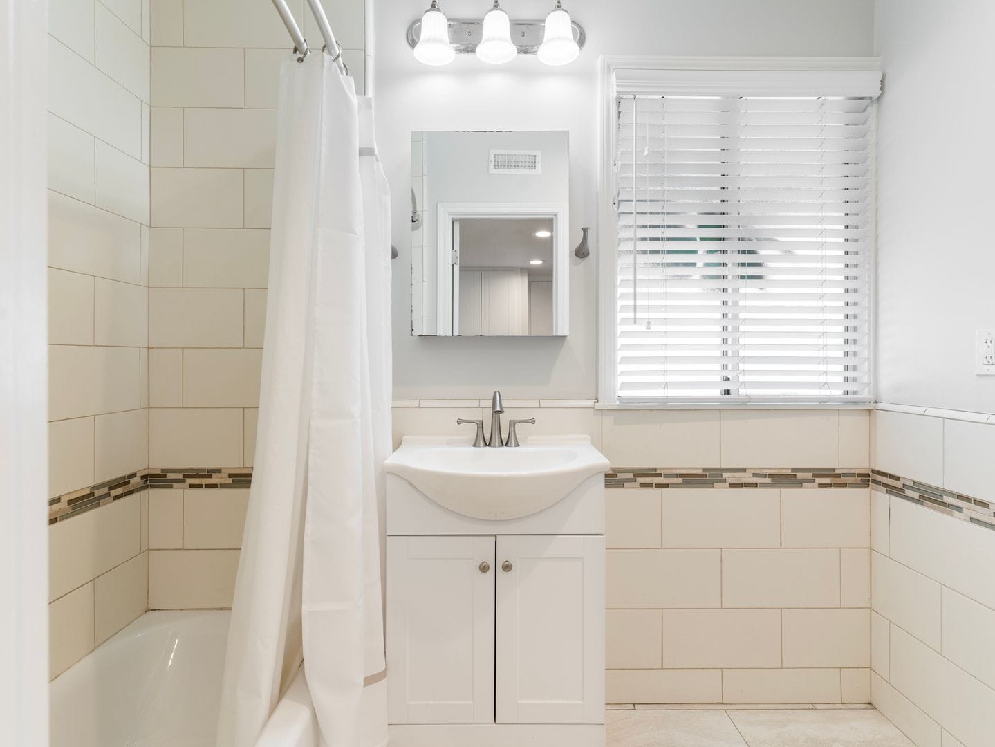 Building Photo - 1340 W Parade St