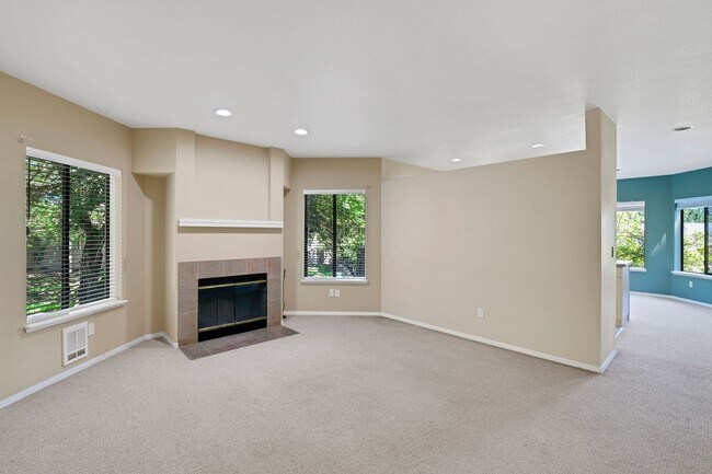 Building Photo - Your Sun-Drenched Redmond Retreat Awaits!