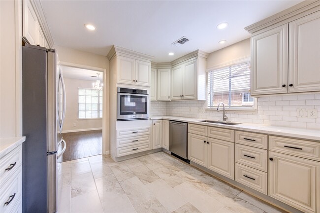 Building Photo - 9611 Greenwillow St