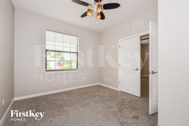 Building Photo - 2717 SW 18th Ave