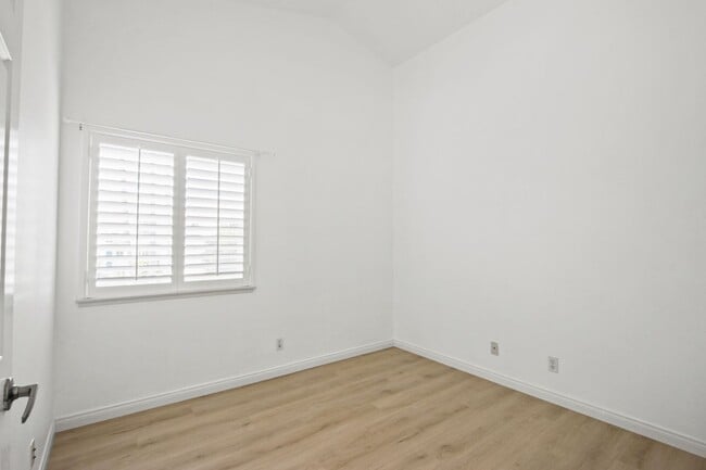 Building Photo - Gorgeous Costa Mesa Home in Gated Community!