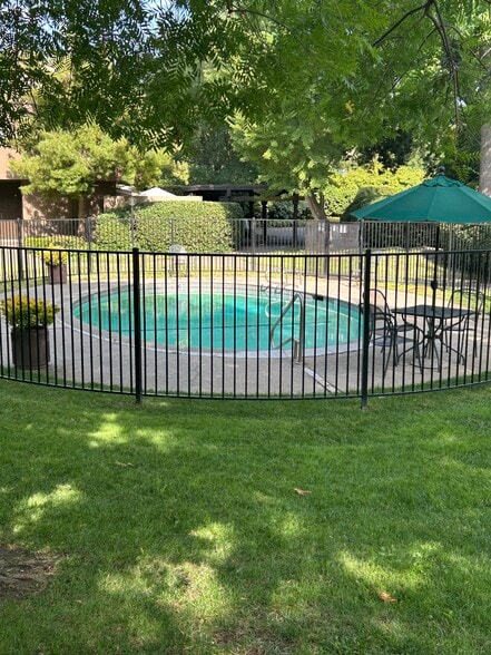 Building Photo - 871 Woodside Ln E