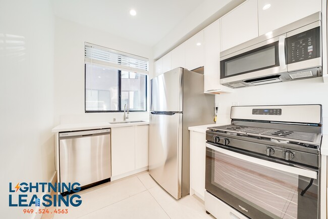 Building Photo - 8811-8815 Burton Way