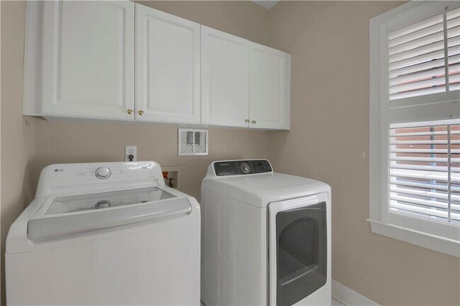 Building Photo - 312 Declaire Way NE