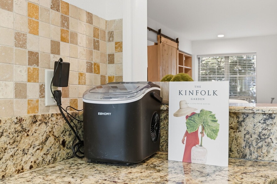 Building Photo - 5057 Les Chateaux Dr