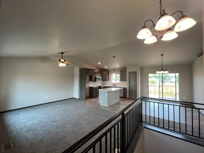 Building Photo - ~ APPLICATIONS PENDING ~ NEWER 4 Bedroom, ...