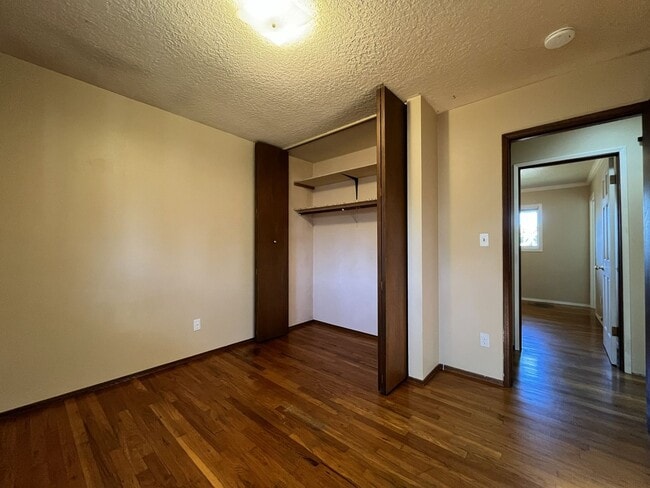 Building Photo - Classic Comfort: 3-Bed, 1.5-Bath Home with Covered Patio & Deck