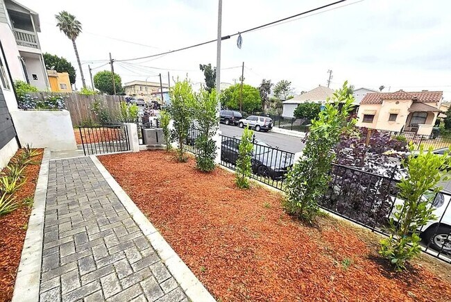 Building Photo - 4BED/3BATH IN BOYLE HEIGHTS!