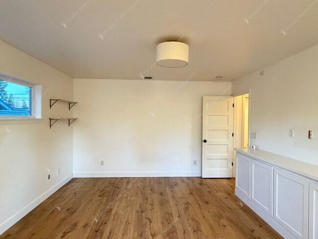 Building Photo - Find a piece of serenity in Historic Old Bend! (Unfurnished)