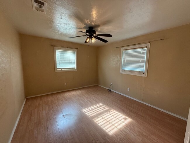 Building Photo - 2bed/ 1bath convenient  to CAFB