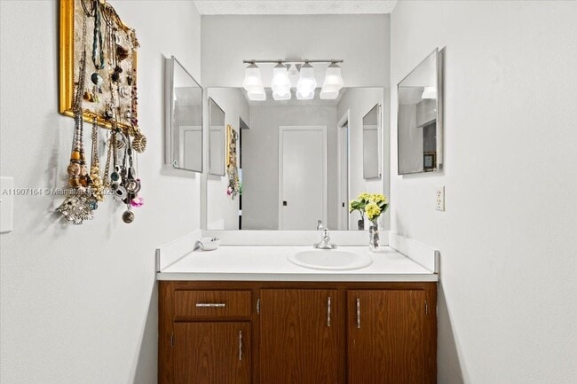 Building Photo - 901 NW 26th Ave