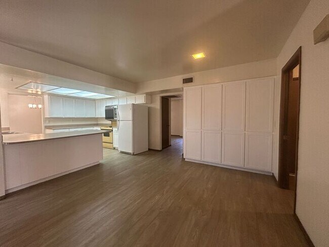 Building Photo - 2141 E Manhatton Dr