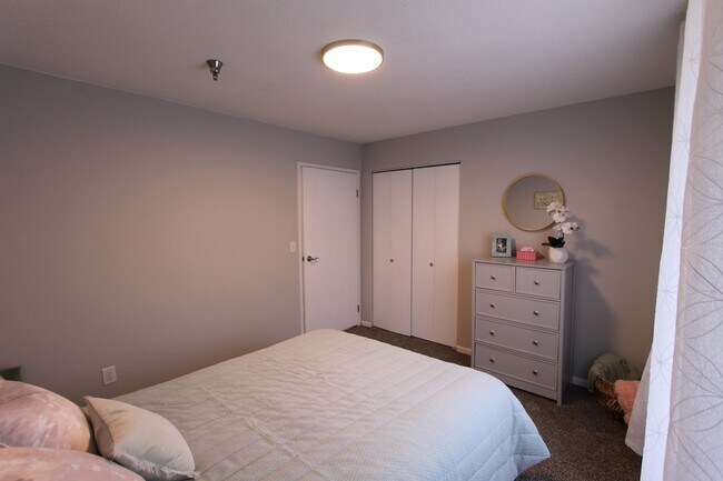 Building Photo - Spacious first floor one bedroom with mode...