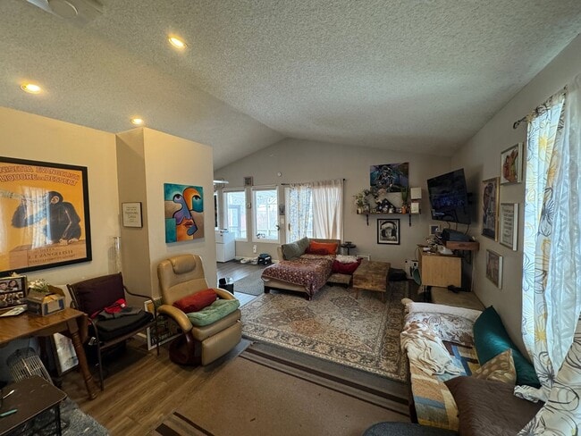 Building Photo - Great House