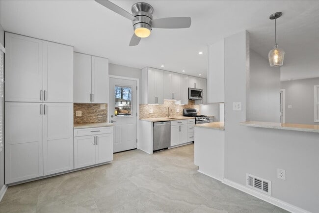 Building Photo - "Spacious 5-Bed split level Gem with Finished Basement & Fireplace on Brompton St, West Springfie...