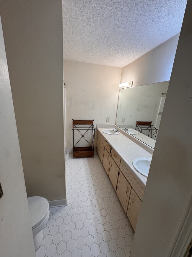 Building Photo - 112 Oak Leaf Cir