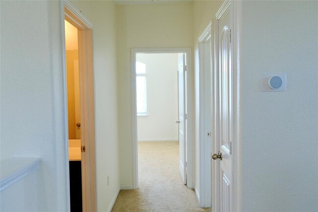 Building Photo - 2880 Donnell Dr