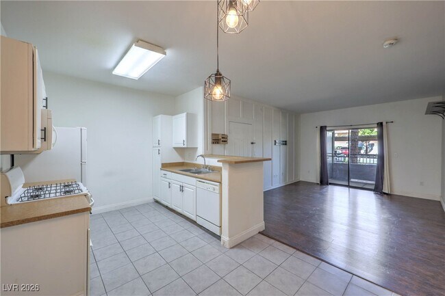 Building Photo - 8250 N Grand Canyon Dr