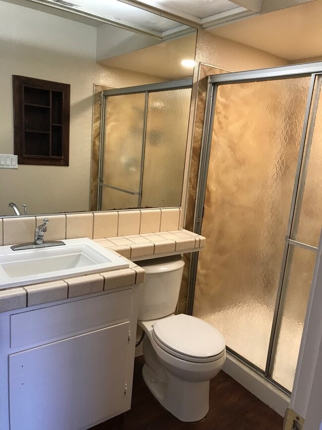 Building Photo - 3 bedroom in East Modesto!