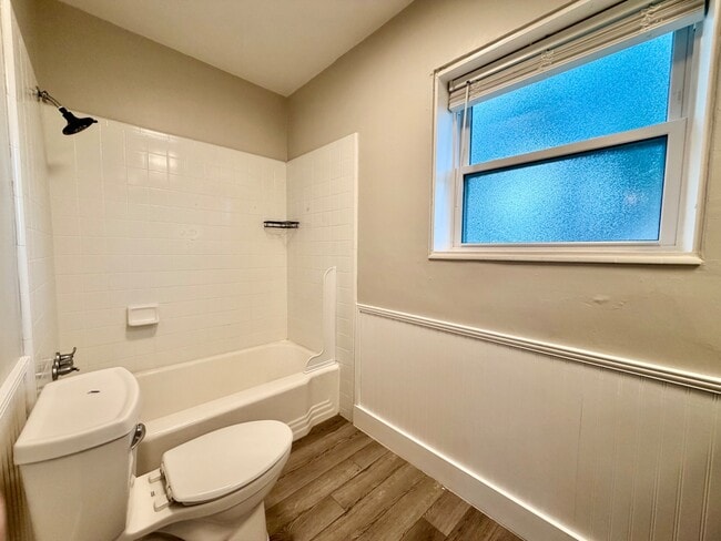 Building Photo - 103 4th St SE