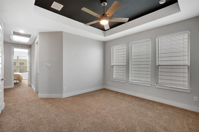 Building Photo - 119 E 43rd St