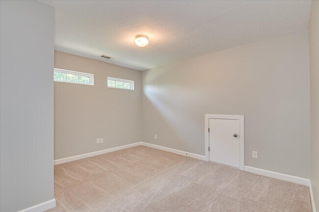 Building Photo - 158 Kenilworth Dr