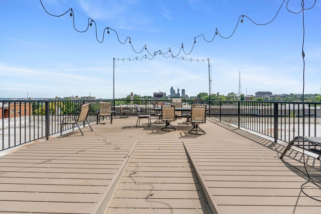 Building Photo - Breathtaking downtown East-facing, penthouse condo - FURNISHED!