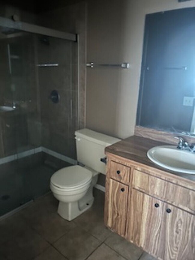 Building Photo - 2 bedroom / 2 bath available now!
